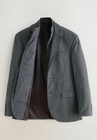 Blazer grigio a spina di pesce con rever a punta, taschino sul petto e fodera in satin marrone. Presenta polsini con bottone e una texture liscia.