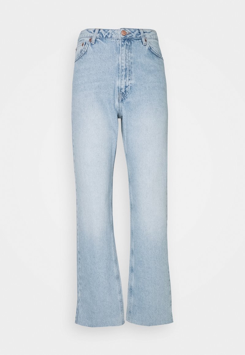 Jean en denim bleu clair taille haute avec légère évasure en bas, bouton à l'avant et poches des deux côtés.