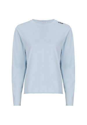 Jasnoniebieska koszula z długim rękawem, z okrągłym dekoltem, gładka w fakturze, z przyszytym logo w pobliżu ramienia. Miękka, lekka tkanina.