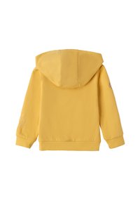 Sudadera de polar amarilla con un bolsillo frontal, puños y dobladillo acanalados. Presenta texto bordado en la manga izquierda. Textura suave y capucha ajustable.