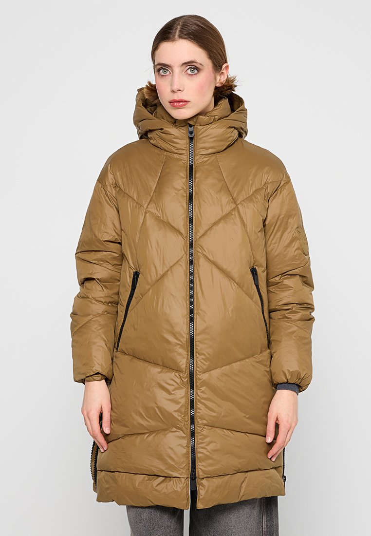Braune gepolsterte Parka mit Kapuze, verfügt über eine Rautensteppung, einen Frontreißverschluss und seitliche Taschen mit schwarzen Akzenten. Die Textur wirkt glatt.