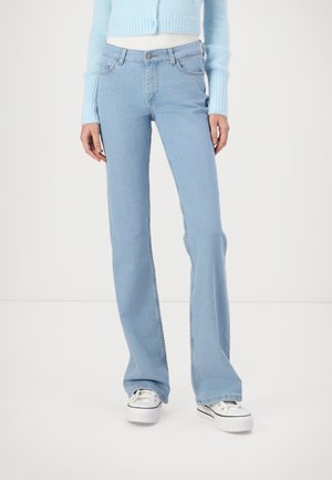 Ljusblå utsvängda jeans i denim med en slät yta, med framfickor, bälteshällor och en knappstängning vid midjan.