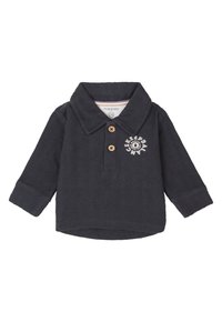 Dunkelgraues Langarm-Polohemd aus strukturierter Stoffqualität mit Kragen, zwei Knopfverschluss und einem kreisförmigen grafischen Akzent auf der Vorderseite.