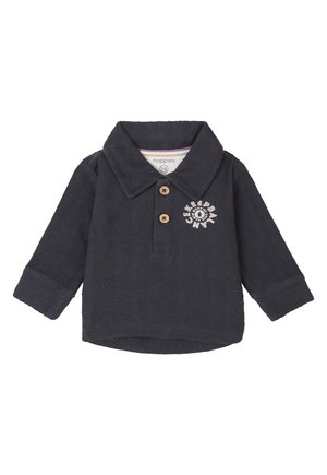Donkergrijze polo met lange mouwen, gemaakt van textuurstof, met een kraag, twee knoopsluitingen en een ronde grafische accent op de voorkant.