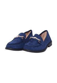 Mocassini in suede blu navy con suola piatta nera, caratterizzati da un'accattivante catena metallica sulla parte anteriore e una parte superiore in morbida textura.