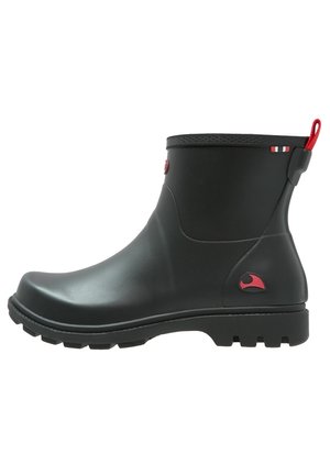 Schwarzer, gummierter Knöchelregenstiefel mit rotem Zuglasche und Logo, strukturierter Sohle und Schlupf-Design.