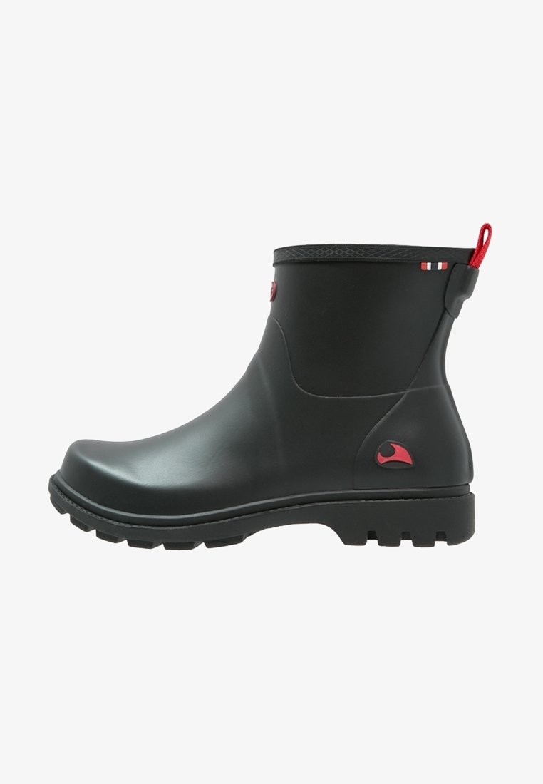 Botte de pluie noire en caoutchouc montant à la cheville avec languette rouge et logo, semelle texturée, et design à enfiler.