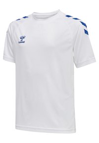 Camiseta deportiva blanca hecha de tejido transpirable, con flechas azules en los hombros y un pequeño logo en el pecho. Mangas cortas.