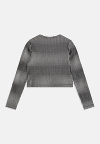 Lyhythihainen toppi, joka on valmistettu musta-valkoisista raita-kankaista. Sisältää pitkät hihat, pyöreän kaula-aukon ja tiukan muotoilun. Hienostunut rakenne läpi kankaan.