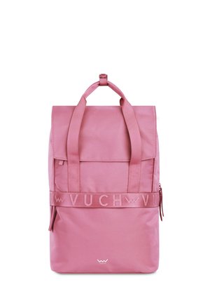Růžový batoh se strukturovaným povrchem, vybavený dvěma horními uchy, nastavitelnými ramenními popruhy a přední kapsou na zip se značkovým detailem.