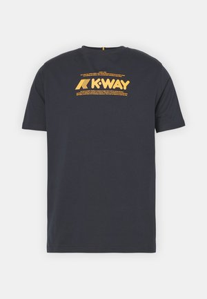 Czarny T-shirt z krótkim rękawem z żółtym logo i napisem K-WAY na środku klatki piersiowej.