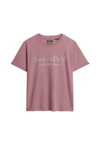 Camiseta de algodón rosa con mangas cortas y cuello redondo. Presenta un texto plateado brillante "SuperDry LE MARAIS. PARIS." en la parte frontal.