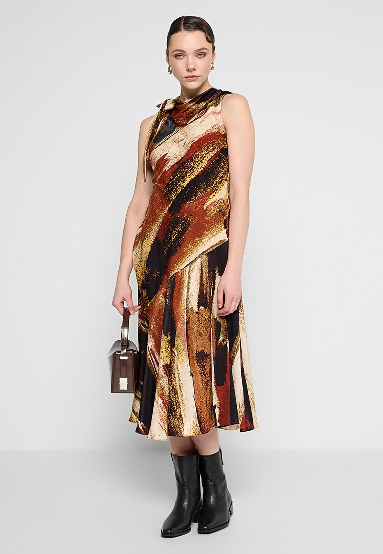 Vestido midi de satén con un patrón abstracto en tonos tierra de marrón, negro y dorado, con cuello halter y falda fluida.