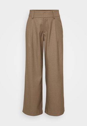 Pantaloni marroni a gamba larga in tessuto strutturato, con pieghe frontali e passanti per cintura. Il modello offre una vestibilità ampia con taglio dritto.