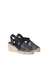 Černé espadrilky na platformě se vzorem a designem s křížovými popruhy, vyrobené z látky a juta. Mají strukturovaný svršek a tkanou podrážku.