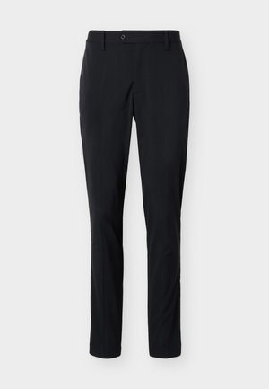 Pantaloni da abito neri su misura, slim fit, con chiusura a bottone e zip, passanti per cintura e tasche frontali, su sfondo semplice.