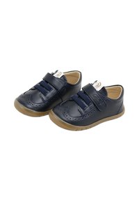 Zapatos de cuero azul marino con detalles perforados, cordones elásticos y correa de Velcro. Suela de goma marrón con ligera textura. Diseño de punta redondeada.