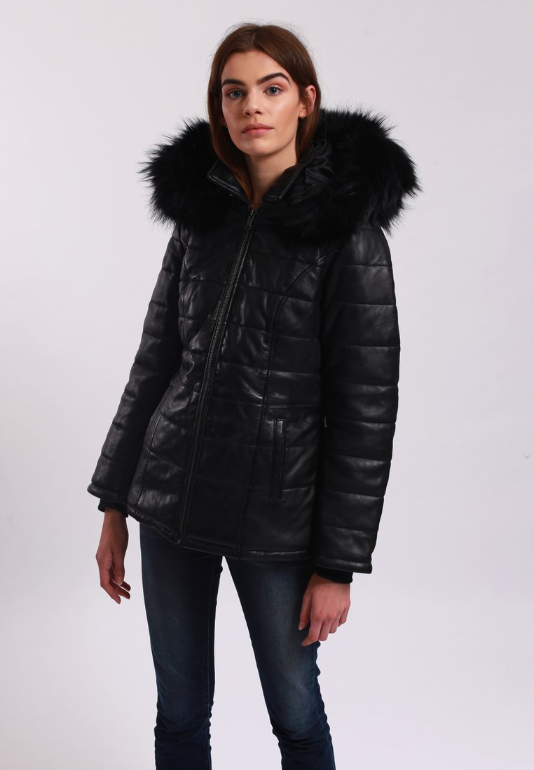 Svart läderjacka med quiltat mönster och pälsfodrad huva. Har en framdragkedja och två sidofickor.