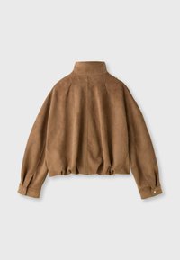 Veste ample en daim marron avec col montant, manches longues et poignets boutonnés, vue de dos sur un fond clair uni.