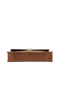 Ravna smeđa kožna aktovka sa zlatnim kopčom, prikazana s donje strane na bijeloj pozadini.