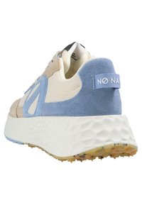 Sneaker mit einem Design aus verschiedenen Materialien in hellbeige, Blau und Cremefarben, einer strukturierten weißen Laufsohle und einem blauen Etikett auf der Rückseite.