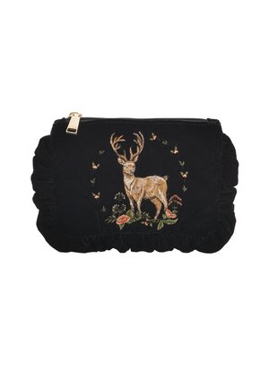 Sort sammet clutch med en guldlås, med broderet rådyr og blomsterdesign. Flæser kanter tilføjer tekstur og detalje.