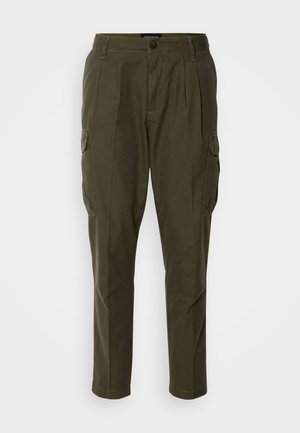 Pantaloni cargo dintr-un amestec de bumbac de culoare verde oliu, prezentând multiple buzunare laterale, croială dreaptă și detalii cusute pe talie.