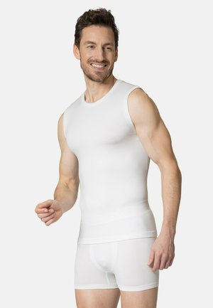 Weißes ärmelloses Unterhemd mit strukturierter Oberfläche und weißen Boxershorts. Beide Kleidungsstücke haben eine enganliegende Passform und elastische Bündchen.