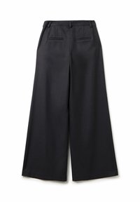 Schwarze weitem Hosen mit Gürtelschlaufen und zwei horizontalen Gesäßtaschen, flach auf einem weißen Hintergrund präsentiert.