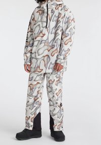 Musteroutfit bestehend aus einer lockeren, kapuzenbesetzten Jacke und Hose, hergestellt aus leichtem Stoff mit einem abstrakten Design in Grau, Weiß und Rost.