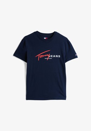 Sötétkék pamut póló rövid ujjakkal, nagy piros "Tommy" logóval a vastag fehér "JEANS" és "NEW YORK" felirat felett.