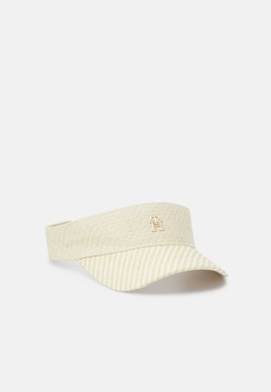 Visière tissée beige avec une visière rayée jaune et blanche et un petit logo en métal doré sur la bande avant.