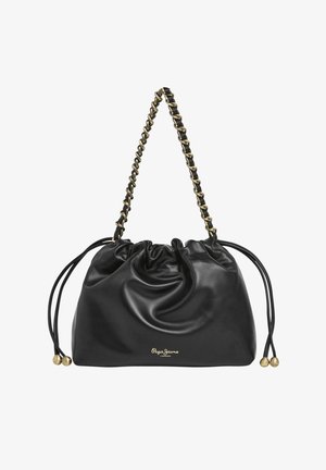 Bolso de mano de cuero negro con cordón, asa de cadena dorada y texto de logotipo dorado "Pepe Jeans London" en la parte delantera.