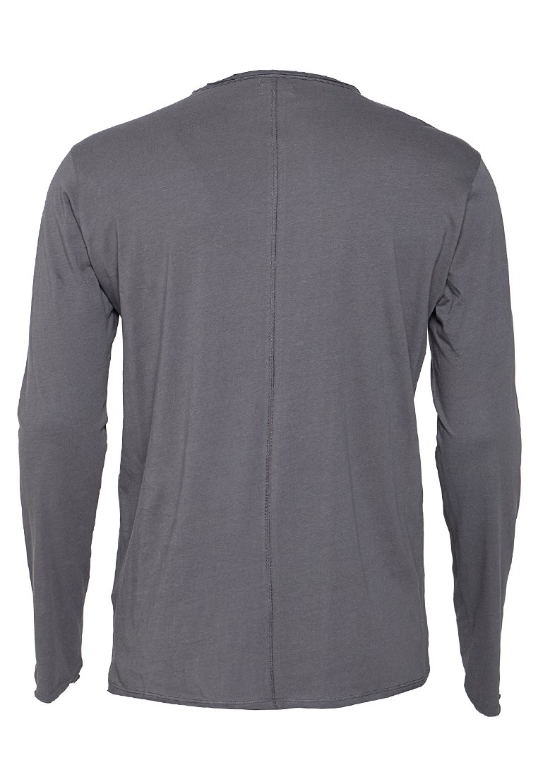 T-shirt gris à manches longues en tissu doux ; présente une coupe ajustée avec une couture centrale, un col arrondi et sans marquage visible.