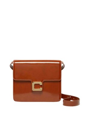 Sac bandoulière en cuir marron de forme rectangulaire, avec rabat et grande boucle dorée, doté d'une sangle d'épaule réglable.