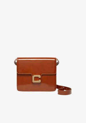 Sac bandoulière en cuir marron de forme rectangulaire, avec rabat et grande boucle dorée, doté d'une sangle d'épaule réglable.