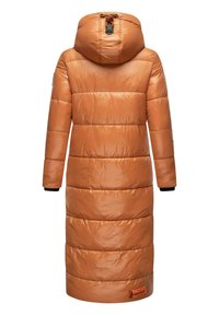 Lange gewatteerde jas in karamelkleur met een capuchon, doorgestikt ontwerp en elastische manchetten. Bevat een merkpatch nabij de zoom. Glad, reflecterend materiaal.