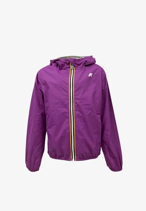 Giacca leggera viola con cappuccio, dotata di cerniera frontale con strisce gialle e bianche e un logo sottile sul petto.