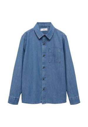 Chemise en denim bleu à manches longues, devant boutonné, col, et une poche poitrine. Présente une coupe légèrement décontractée et une texture lisse.