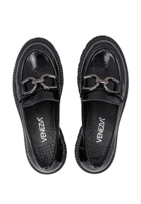 Czarne lakierowane loafersy z akcentem w postaci srebrnego ła�ńcucha, okrągły czubek, teksturowana wkładka oraz gruba gumowa podeszwa zapewniająca grip. Widoczne logo Venenzia.