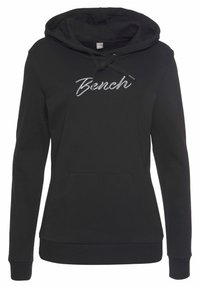 Felpa nera con cappuccio e lacci, tasca frontale e logo "Bench" ricamato. Realizzata in tessuto morbido con polsi e orlo a costine.