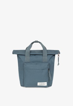 Blå stof rygsæk med rulletopdesign, top-håndtag, frontlomme med lynlås og mærke-logo mærkat. Har en struktureret overflade.