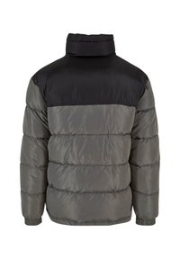 Grå og sort puffjakke med høj krave, quiltet tekstur, elastiske manchetter og et horisontalt farveblokdesign.