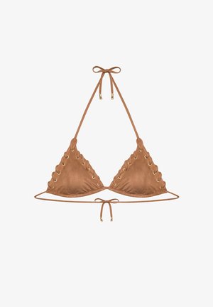 Top de bikini triunghiular din piele întoarsă maro, cu detalii șiretate cu capse aurii și curelușe subțiri de legat la gât și la spate.