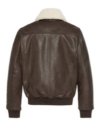 Bruine leren bomberjack met elastische manchetten en tailleband, met een witte schapenvacht kraag, gezien vanaf de achterkant.