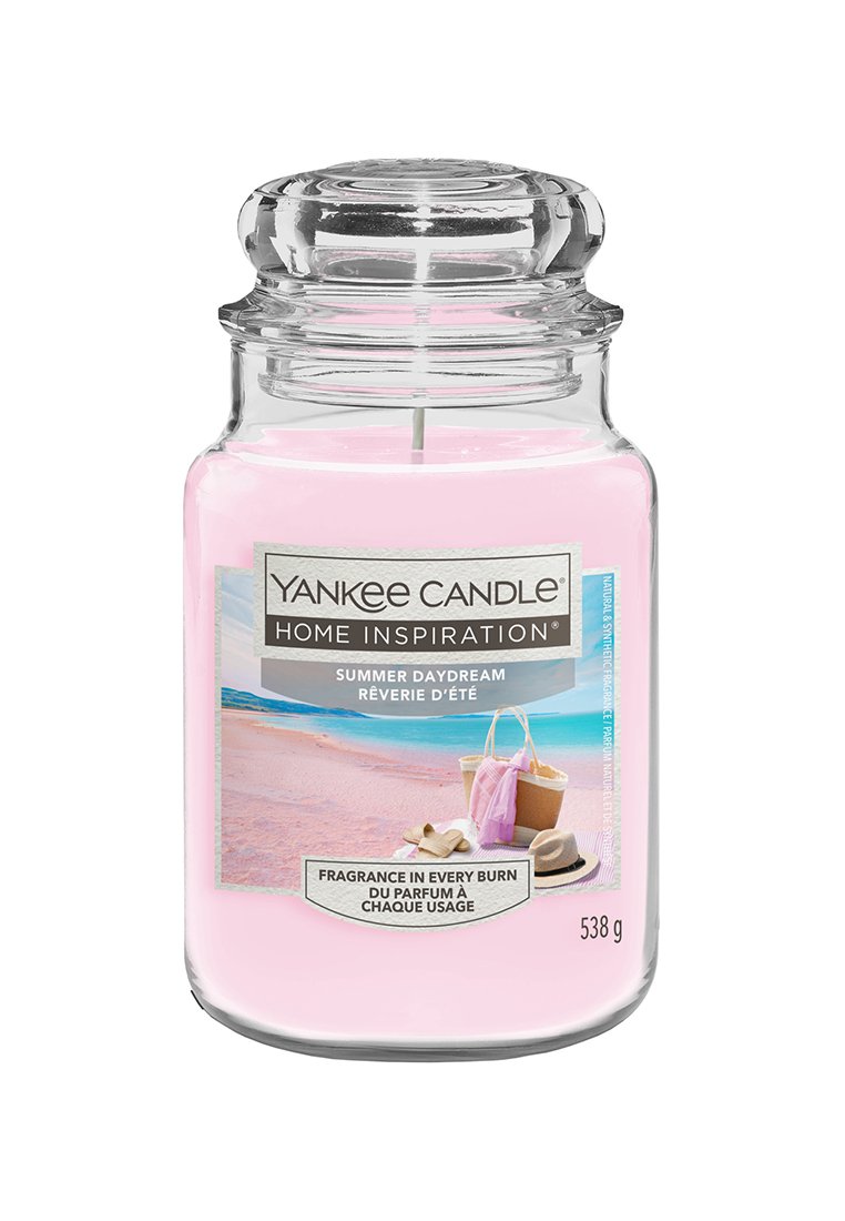Yankee Candle in un vaso di vetro trasparente con interno in cera rosa. L'etichetta presenta un paesaggio sulla spiaggia e il testo "Summer Daydream", peso 538 g.