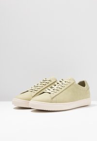 Clae Baskets basses - olive