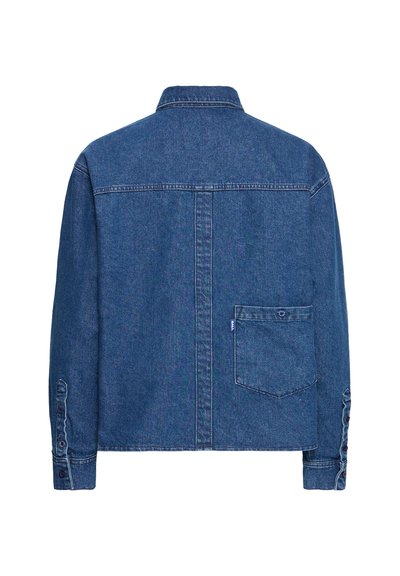 Jeansjacka i medelblå färg. Har en krage, knappärmar och en bakficka. Texturerad tyg med sydda detaljer.