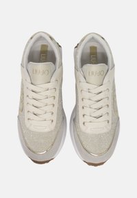 Sneaker bianchi con una parte superiore glitterata, chiusura con lacci, accenti dorati sulla linguetta e una suola bianca testurizzata con una suola in gomma.