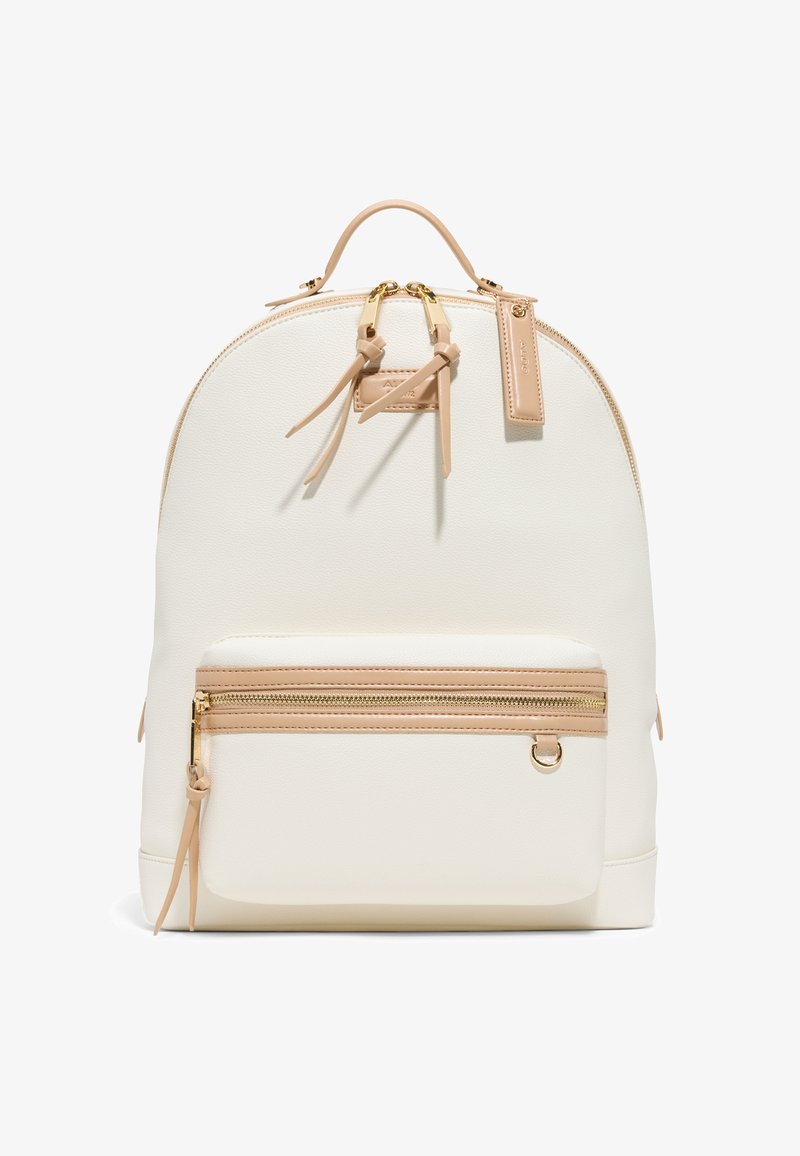 Sac à dos blanc avec poignée en cuir couleur camel, poche avant et fermetures éclair dorées, doté d'une petite étiquette en cuir et de tirettes.